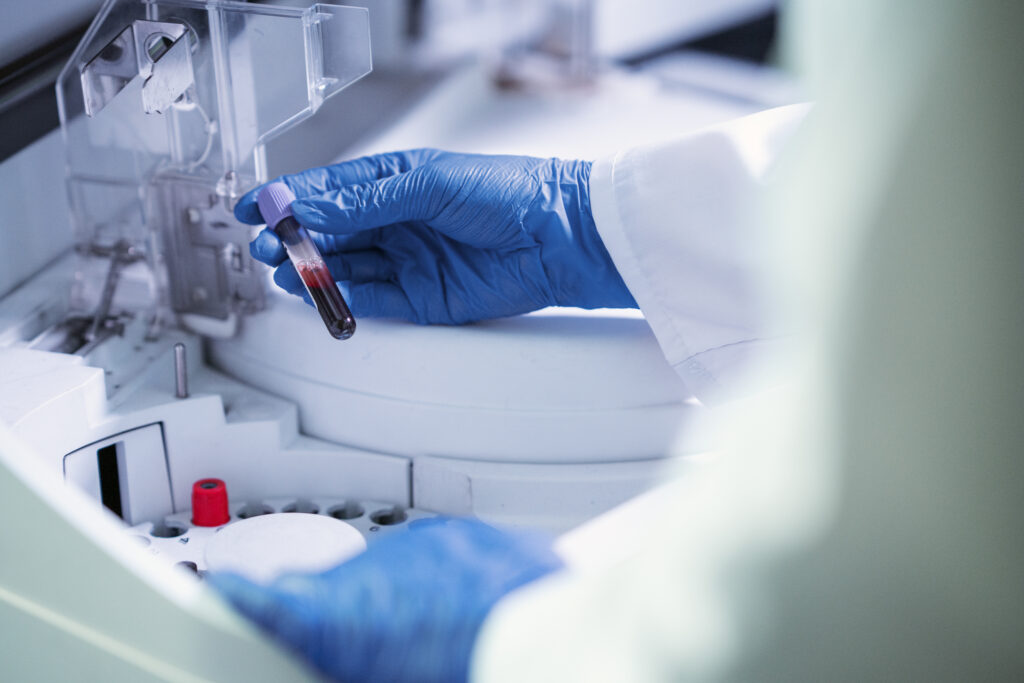 doctor-realizando-investigaciones-medicas-en-laboratorio